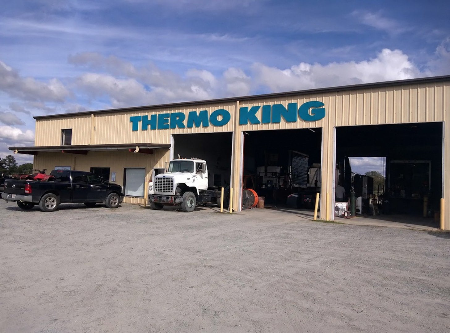 TKSE's Cordele shop, with the Thermo King sign over its open service bays
