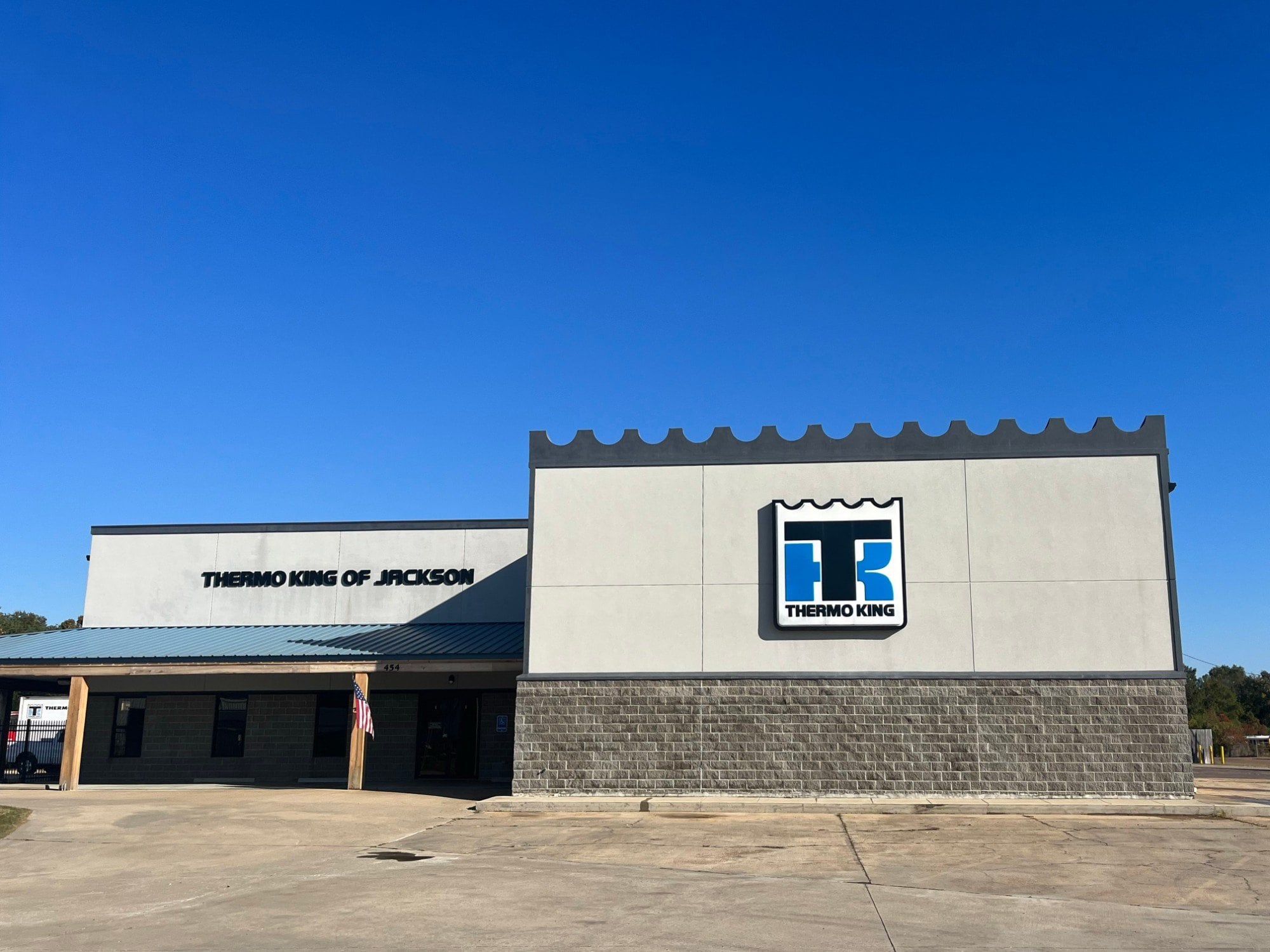 TKSE's Richland shop, with the Thermo King of Jackson sign and the Thermo King logo on the building