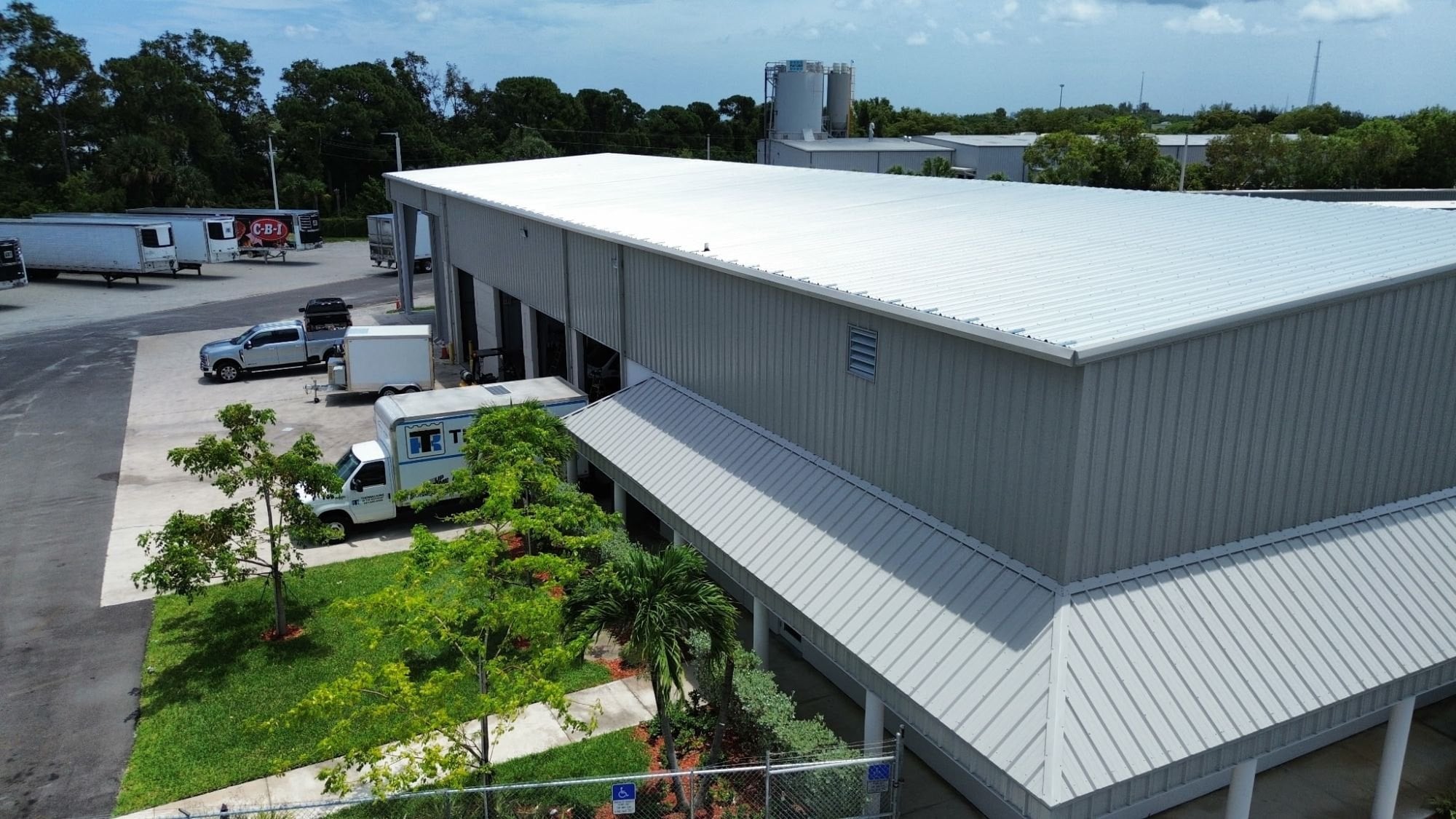 TKSE's Riviera Beach shop from the air, with a Thermo King service truck at the bays and reefer trailers in the yard